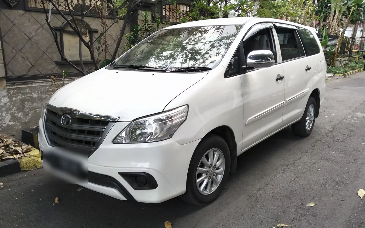 Toyota Innova on rent in Pune, the original model, 7 seater AC with professional driver