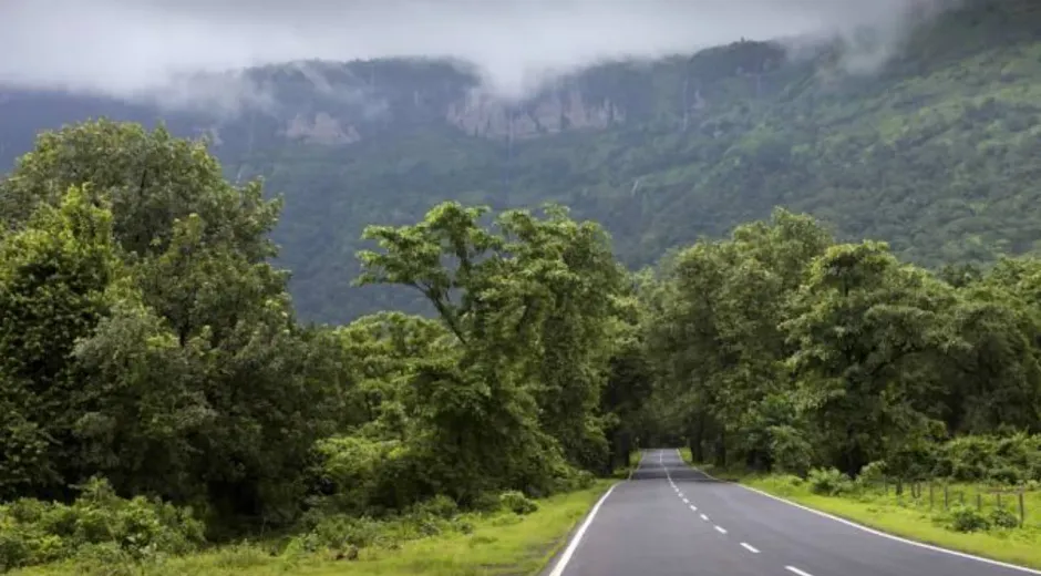 Village road through the countryside on the Ashtavinayak circuit