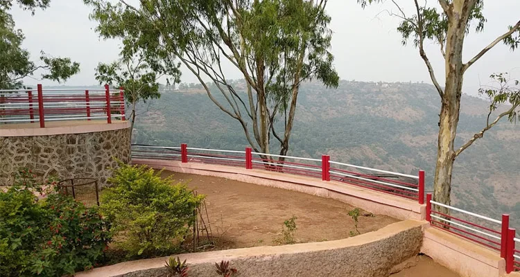 The viewing deck at Parsi Point, Panchgani