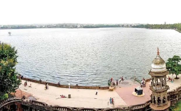 The promenade beside Rankala Lake in Kolhapur